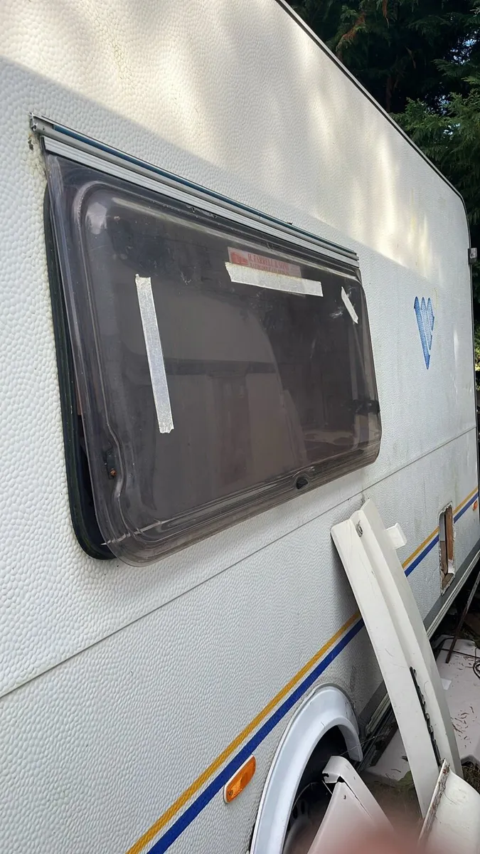 Caravan parts and windows - Image 4