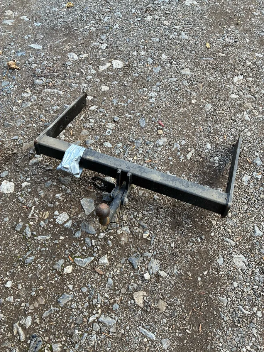Volkswagen Transporter tow hitch - Image 1