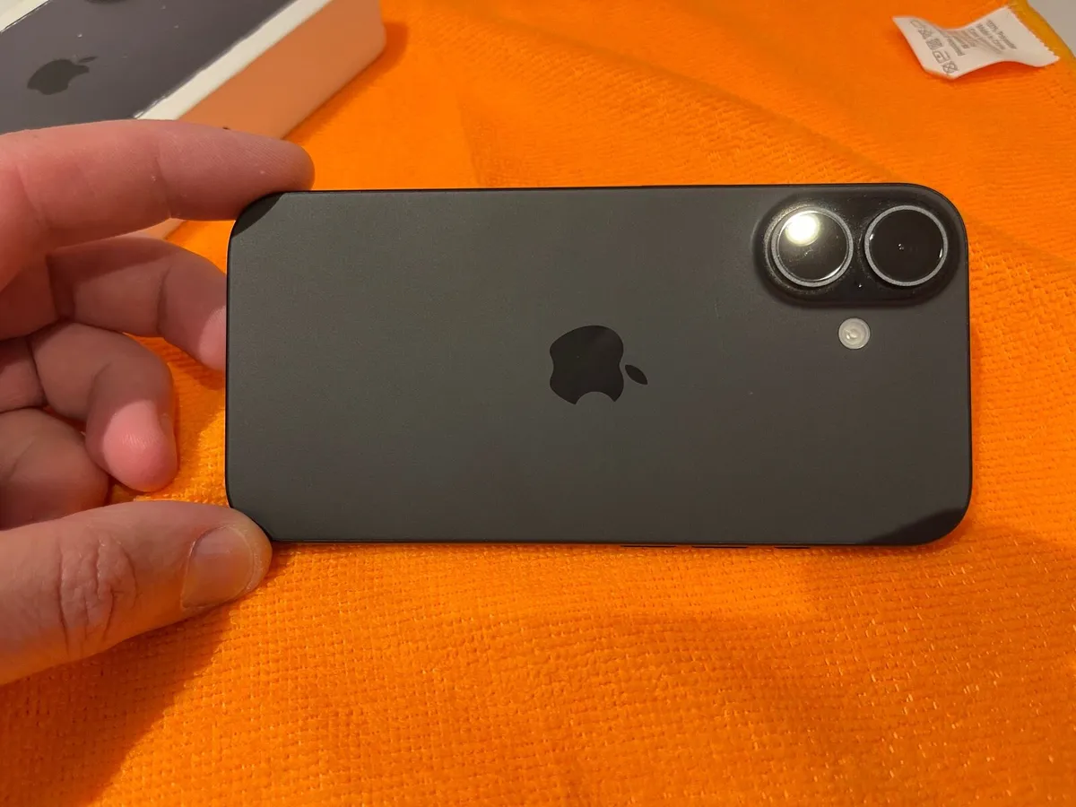 Iphone 16 128gb as new with receipt - Image 4