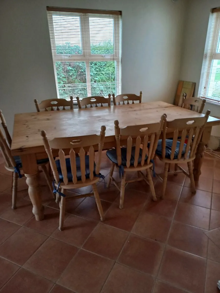 Dining room table and chairs - Image 1