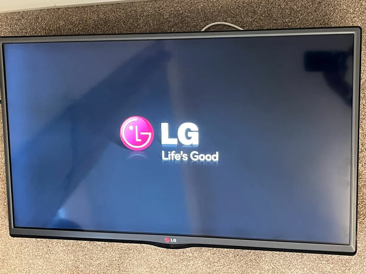32" LG TV with Wall Mounted Bracket - Image 2