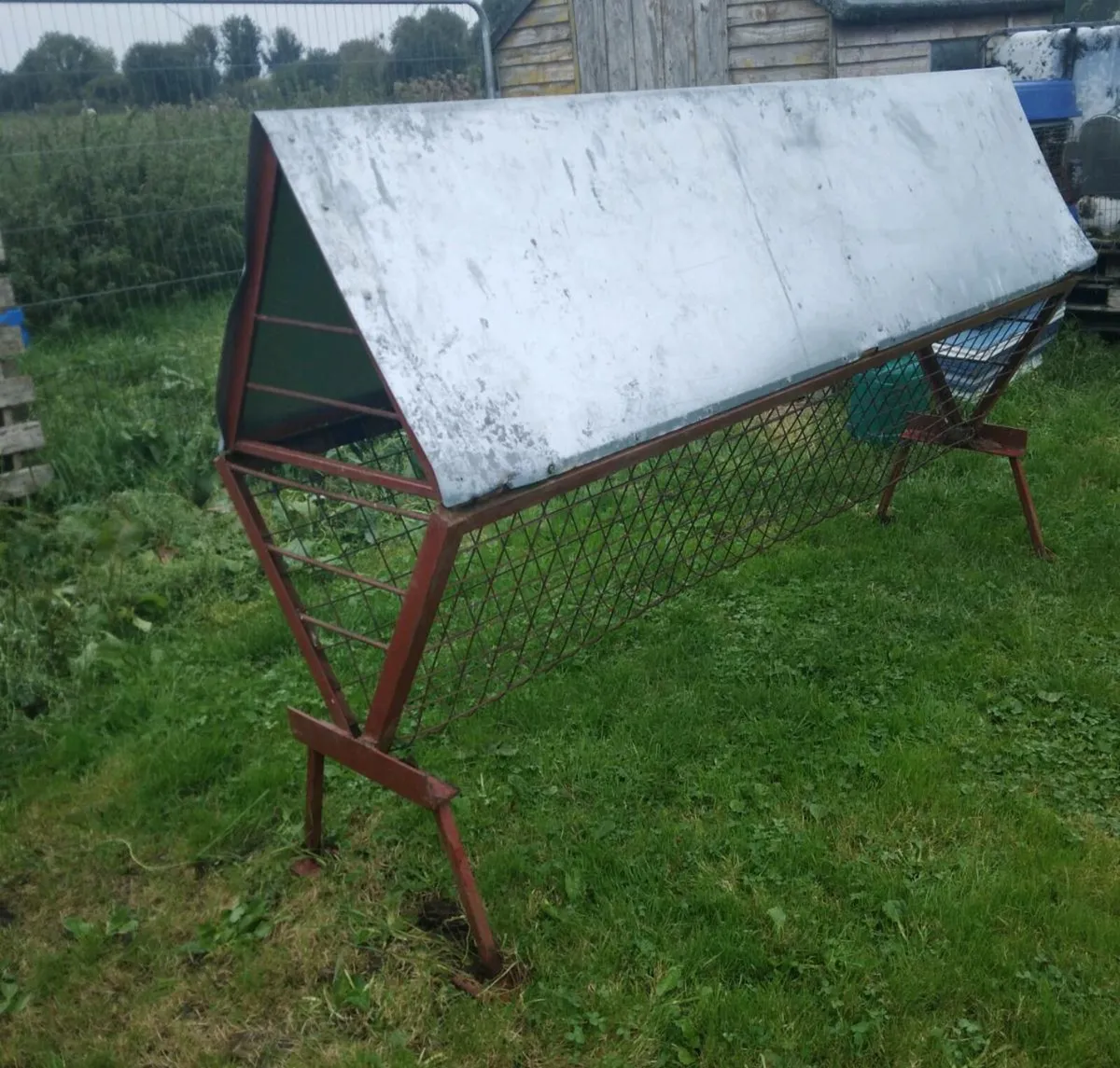 Hay feeder - Image 1