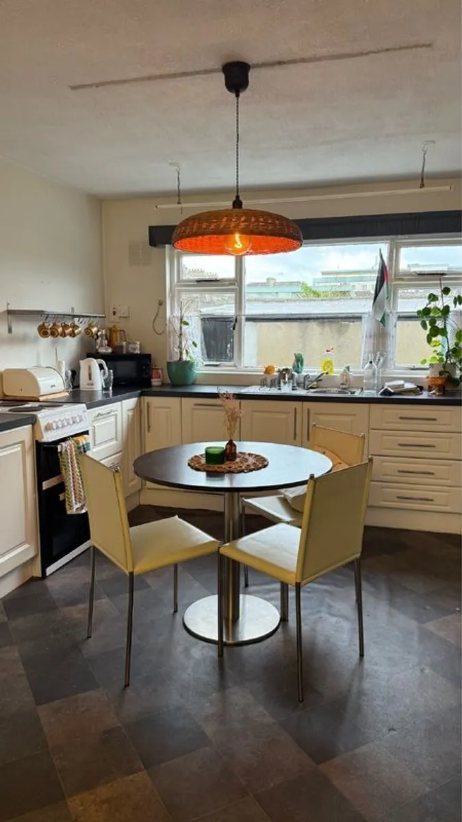 Round kitchen table & chairs - Image 1