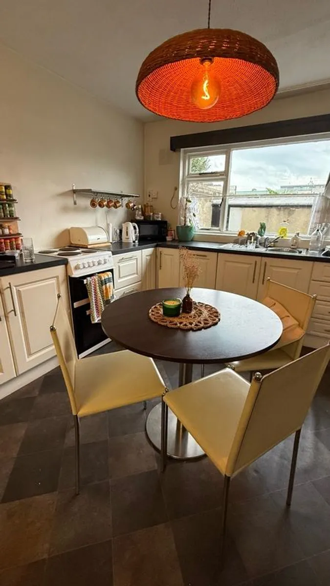 Round kitchen table & chairs - Image 3