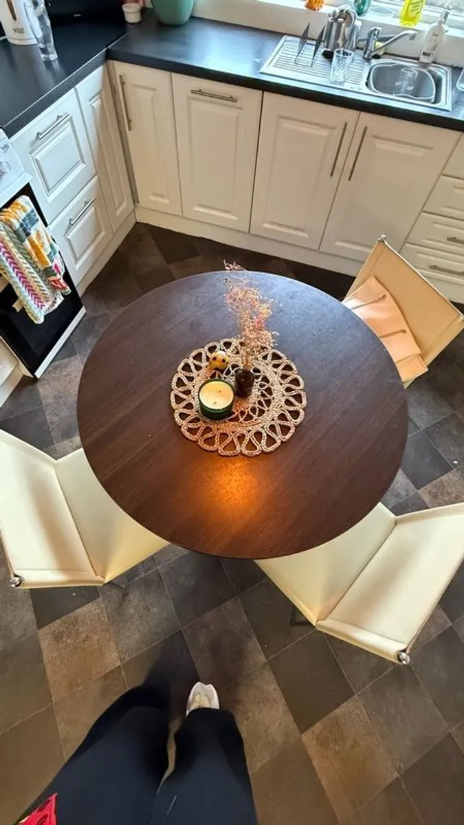 Round kitchen table & chairs - Image 4
