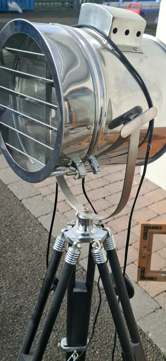 Tripod floor lamp - Image 1