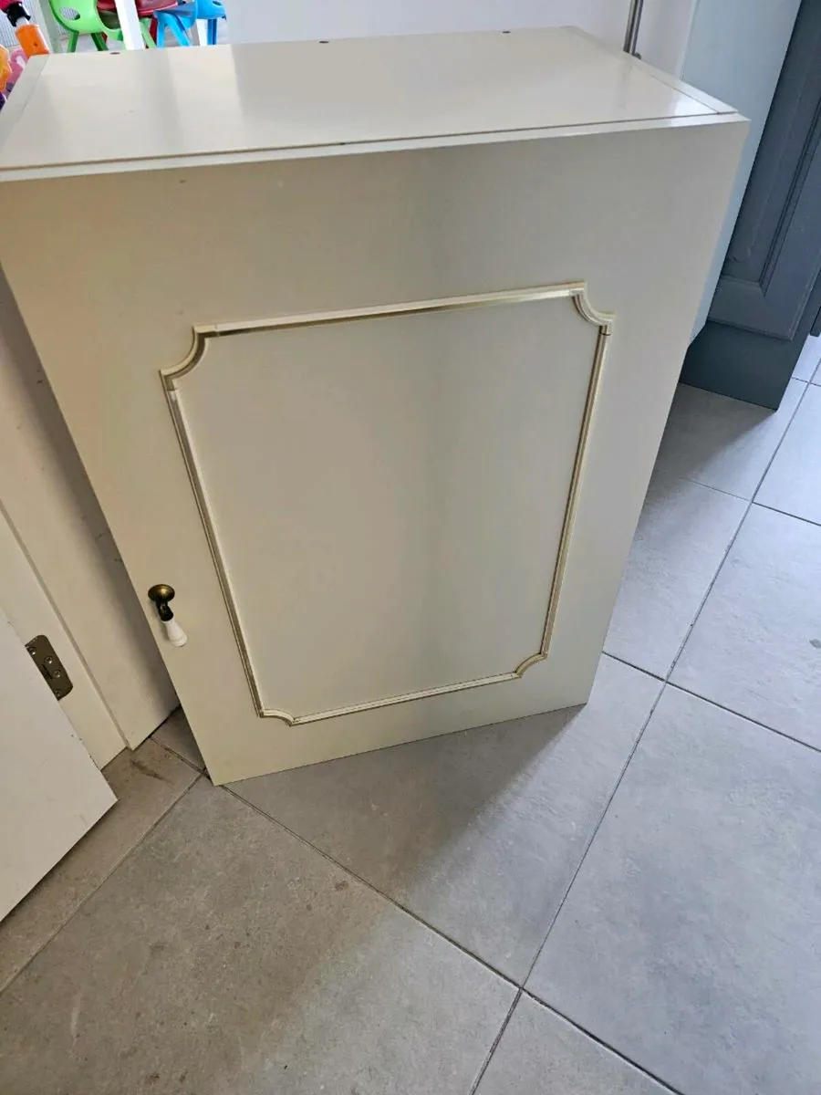 Kitchen cabinet - Image 1