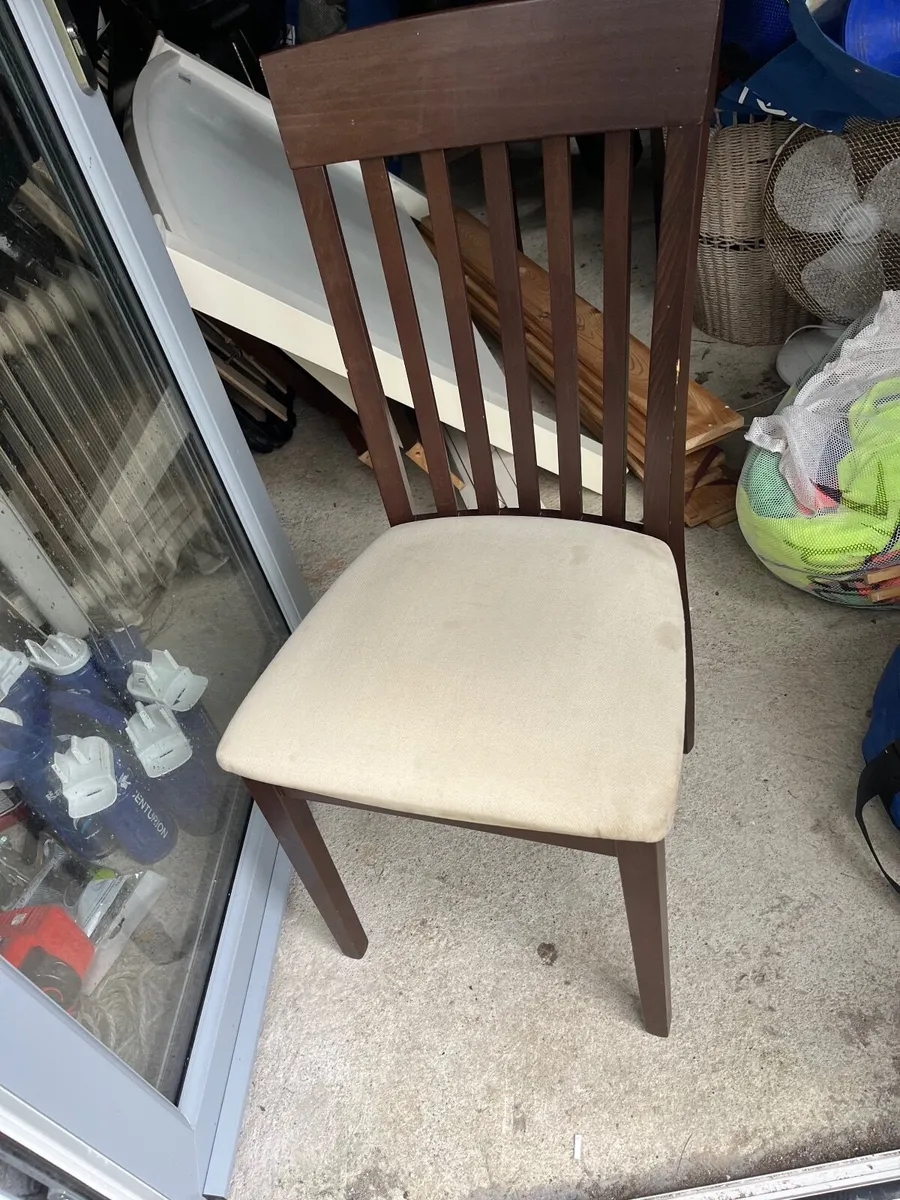 Table and chairs - Image 1