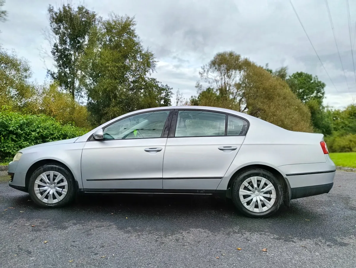 Volkswagen Passat 2005 - Image 2