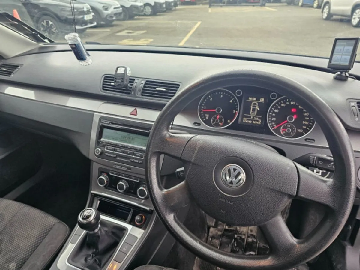 Volkswagen Passat 1.6 TDI Bluemotion 105PS 4DR - Image 3