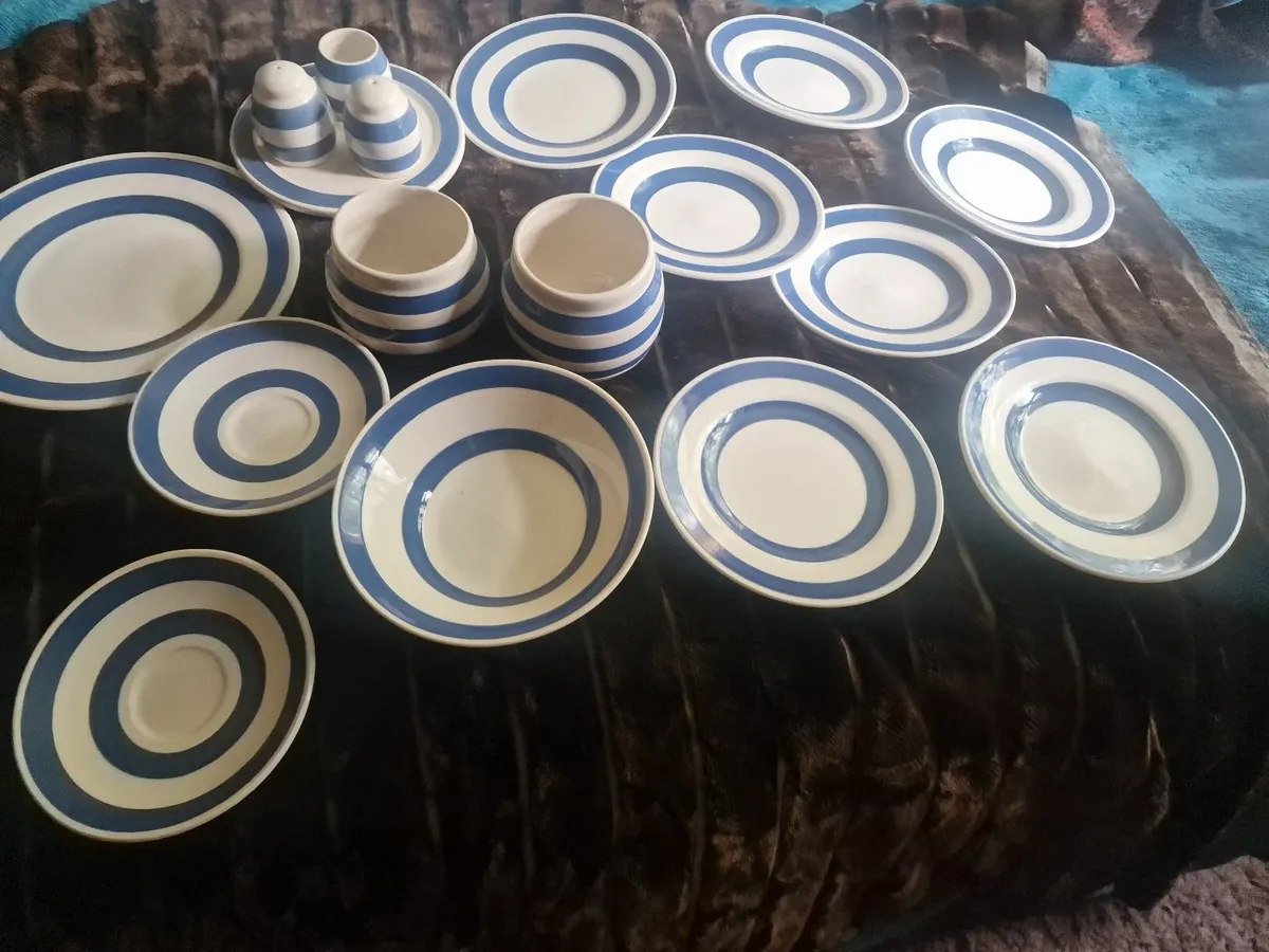 Pottery. - Image 1