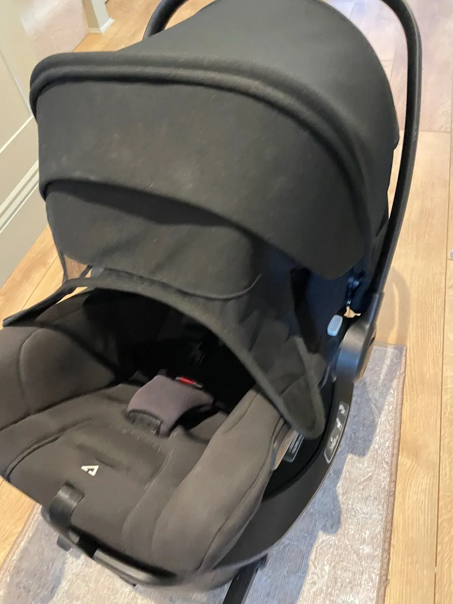Bugaboo car seat and 360 Base - Image 2