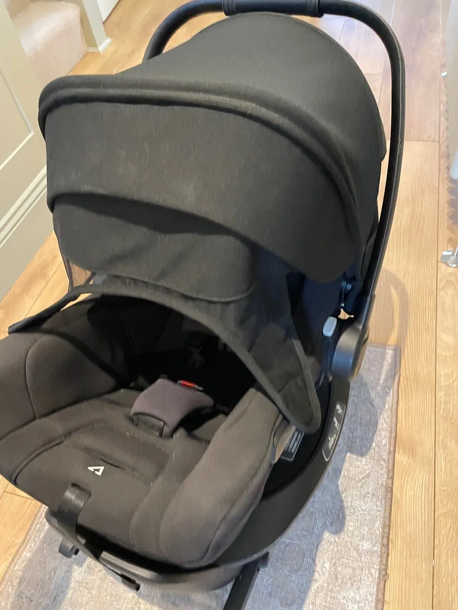 Bugaboo car seat and 360 Base - Image 3