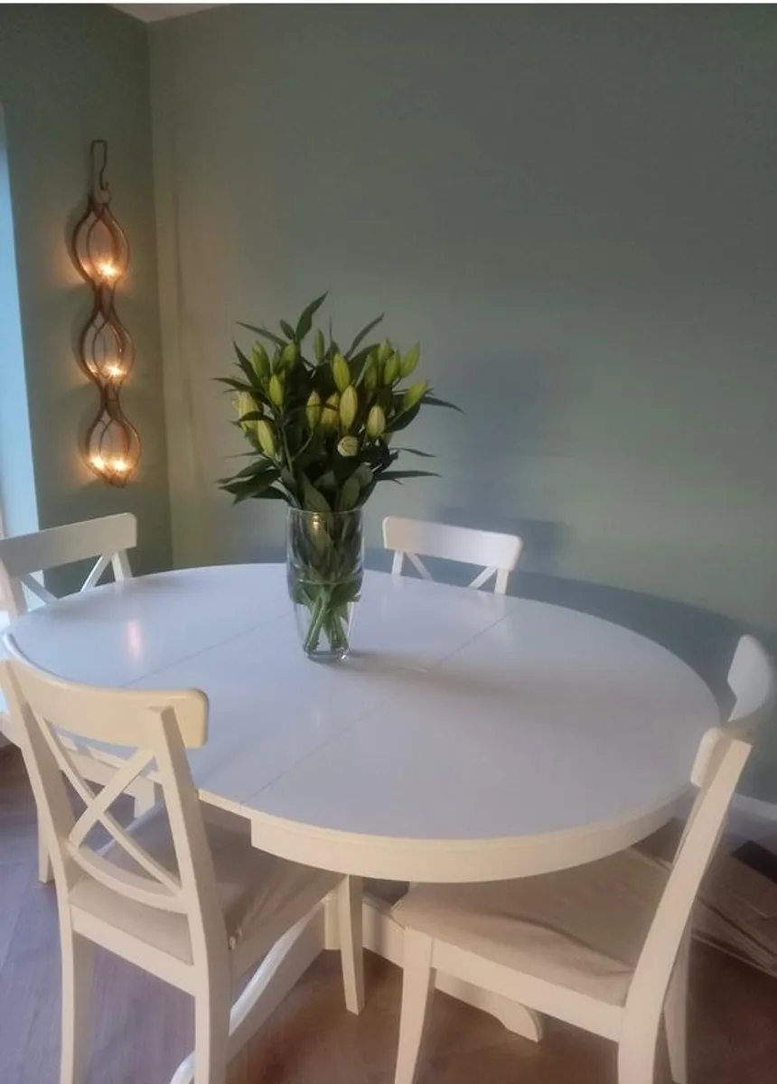 White dining table - Image 1