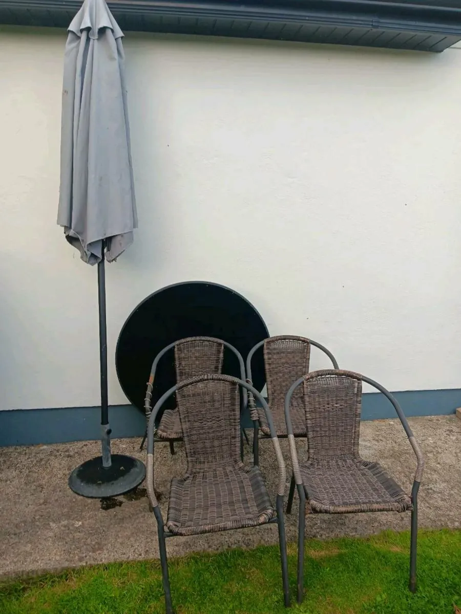 Outdoor furniture - Image 1