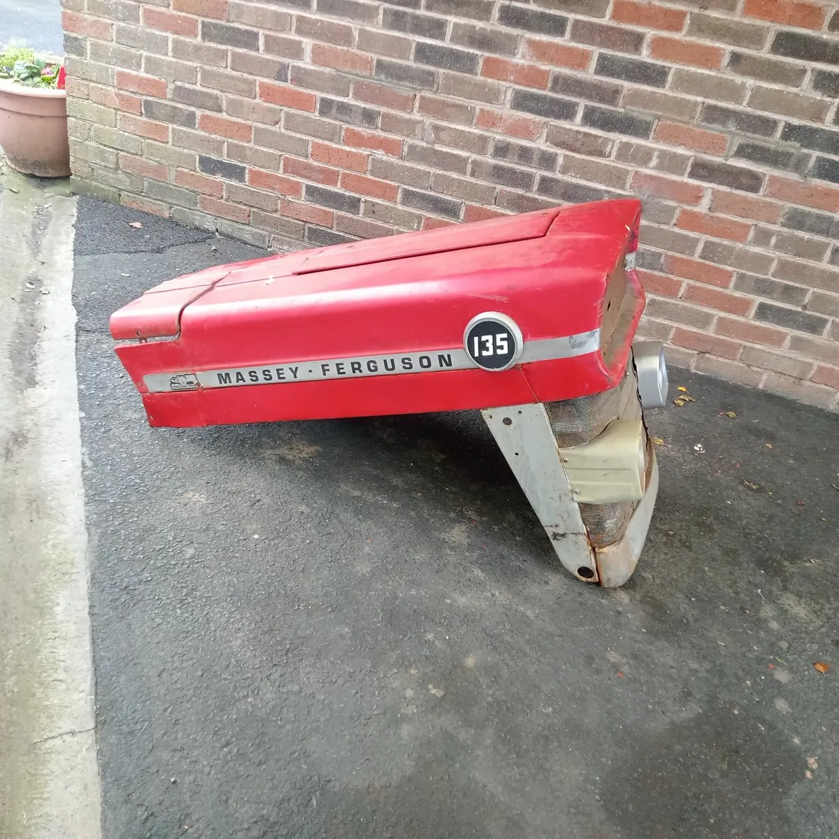Massey Ferguson 135 bonnet and seat - Image 2