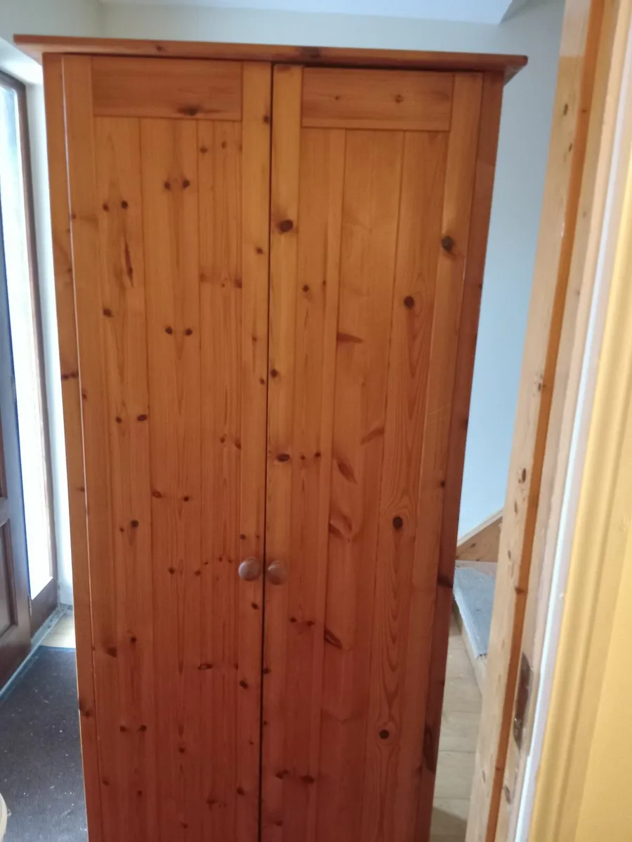 Single wooden wardrobe - Image 1