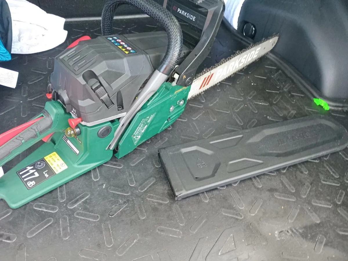 Petrol chainsaw for sale - Image 1