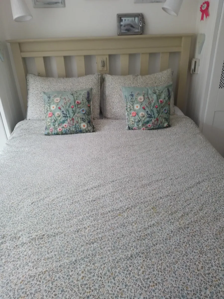 Bedroom set. - Image 1