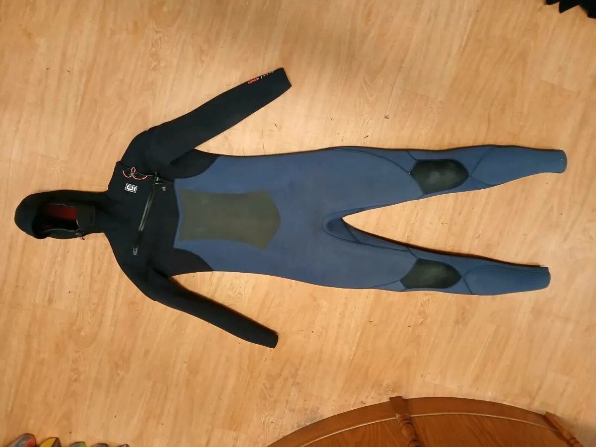 Hooded Nuwave Ladies 6/5 wetsuit v.g.c.  condition - Image 1