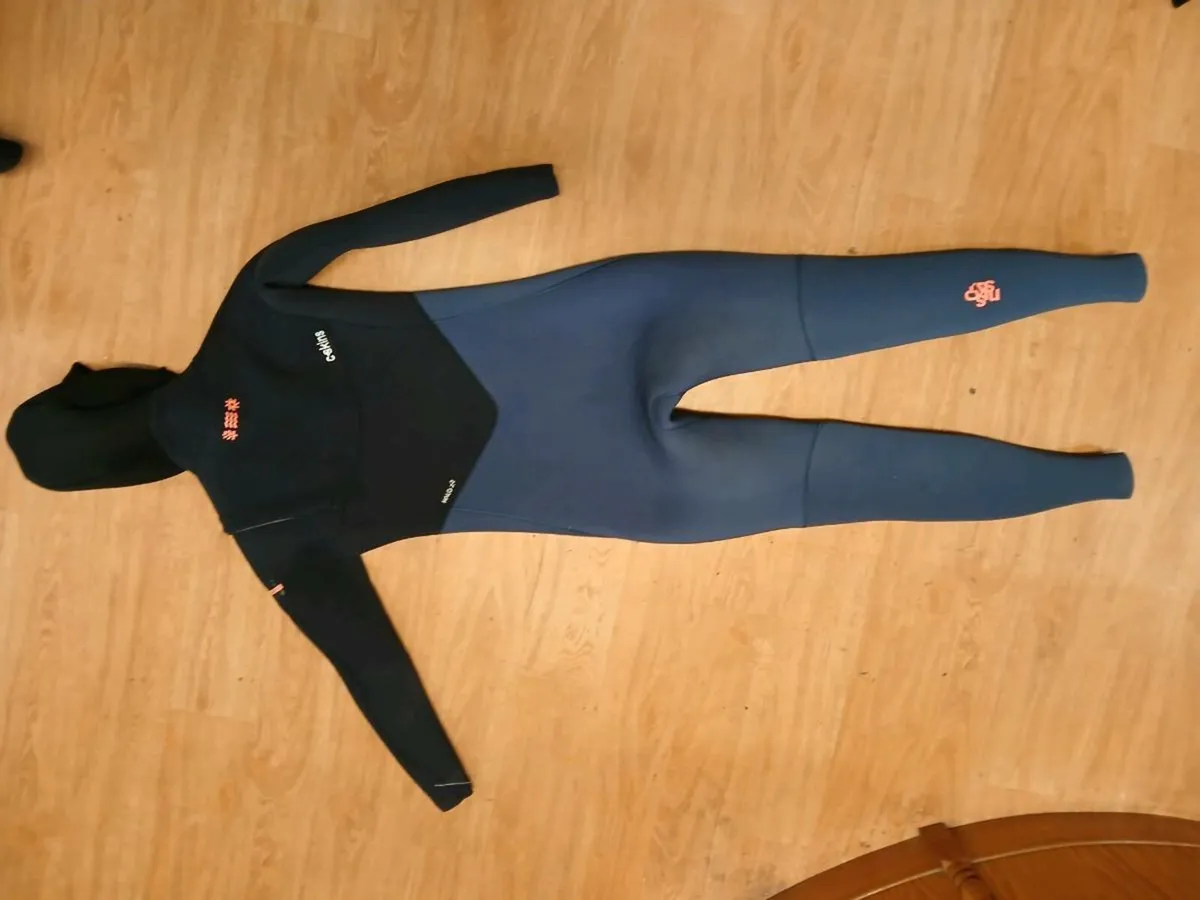 Hooded Nuwave Ladies 6/5 wetsuit v.g.c.  condition - Image 3