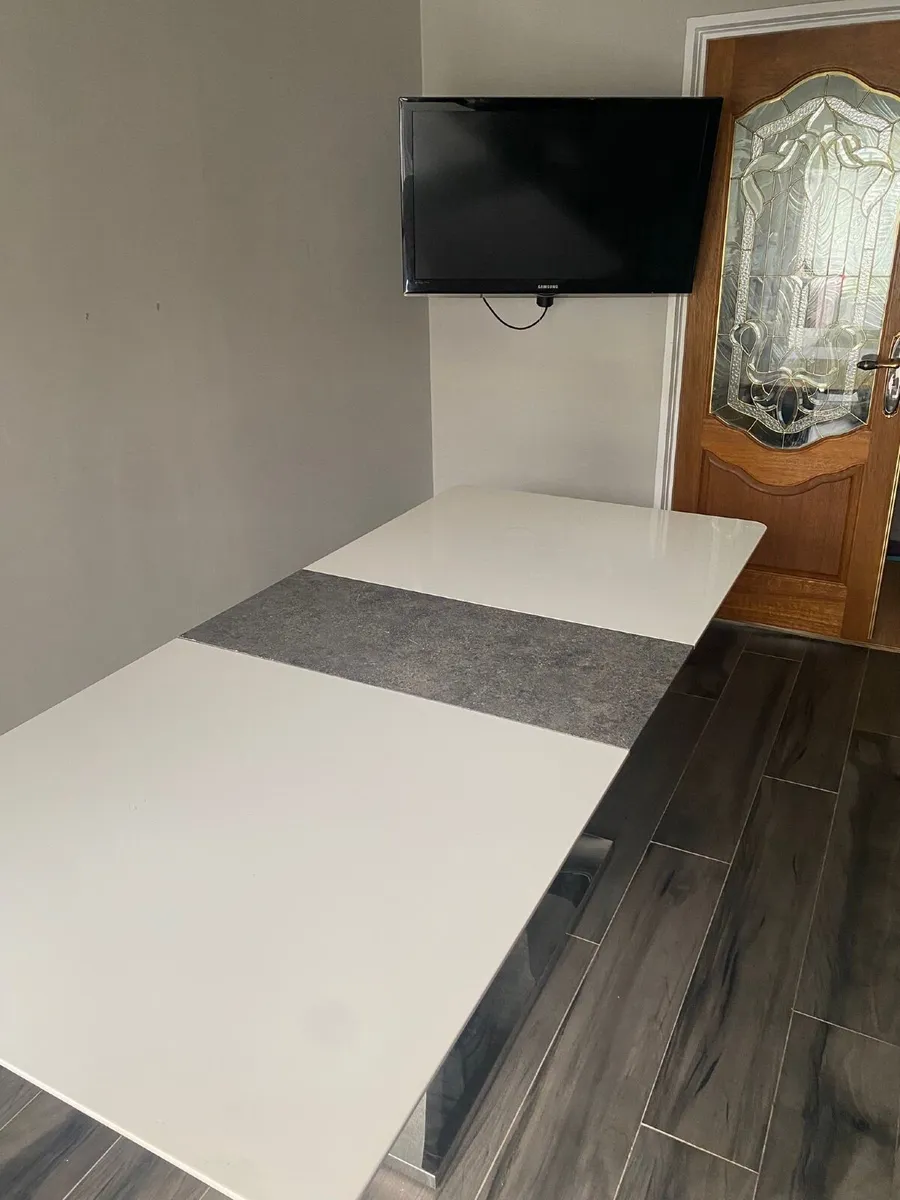 Table and Chairs - Image 2