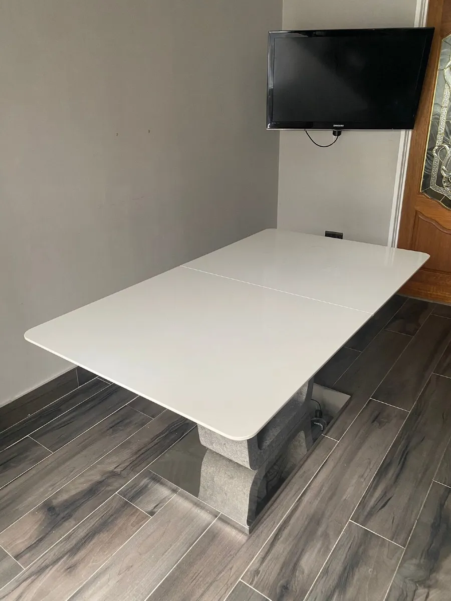 Table and Chairs - Image 3