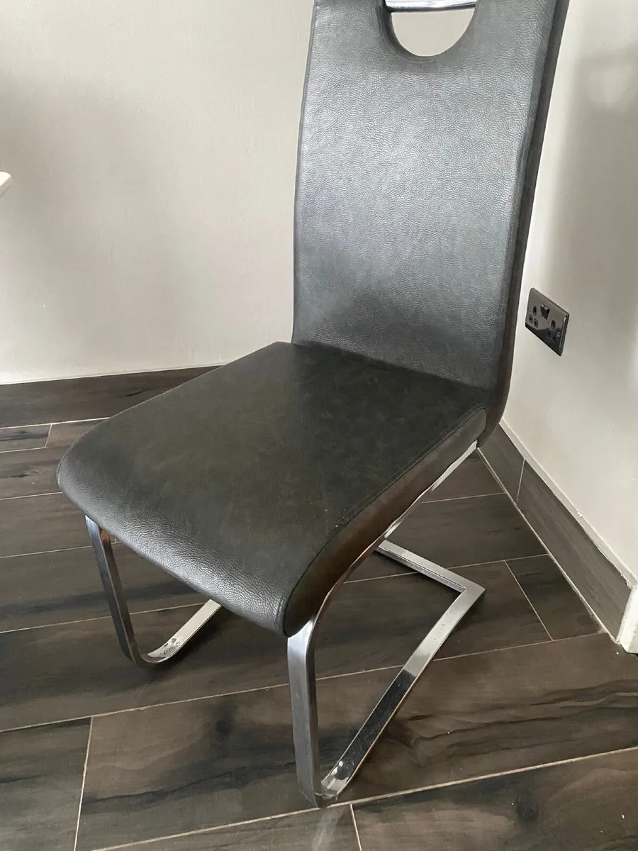 Table and Chairs - Image 4