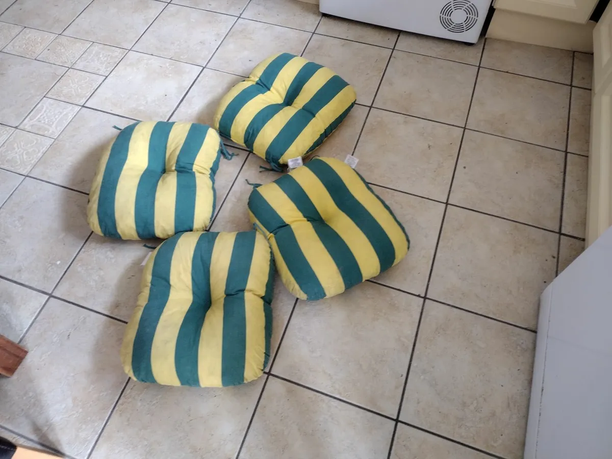 Set of 4 garden chair cushions - Image 3