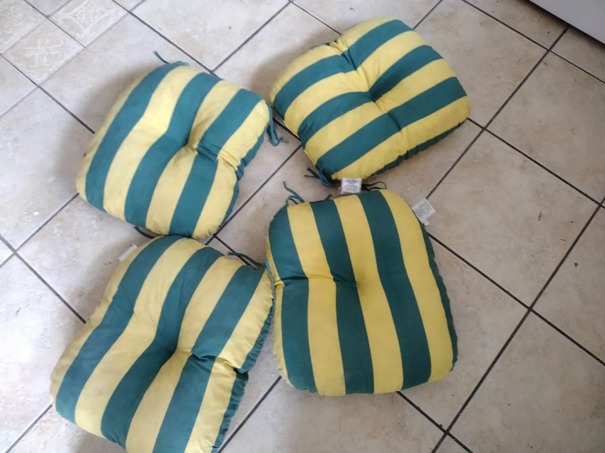 Set of 4 garden chair cushions - Image 1