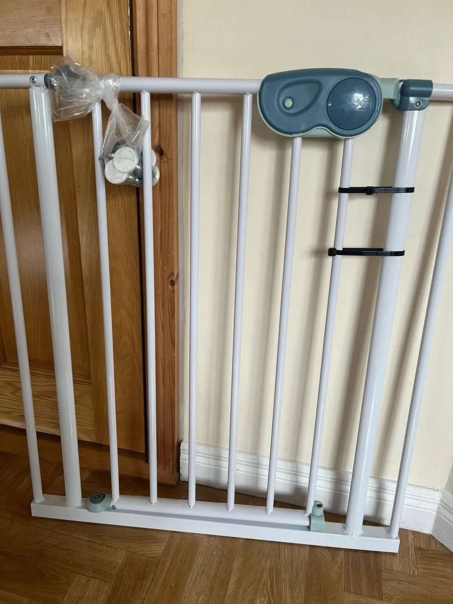 Baby safety gate - Image 1
