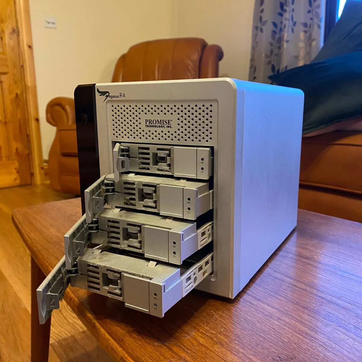 Pegasus R4 DAS (4 HDD Bays) - Image 4