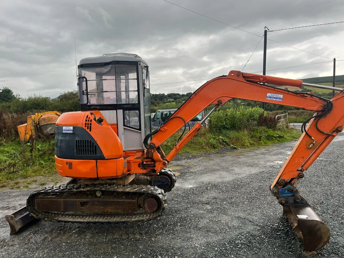 Hitachi zero swing mini digger - Image 3