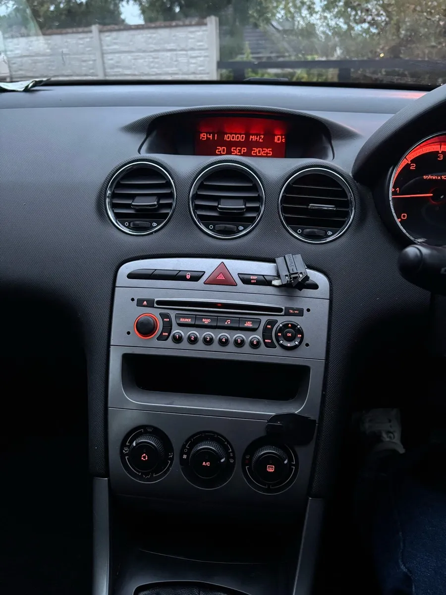 Peugeot 308 - Image 2