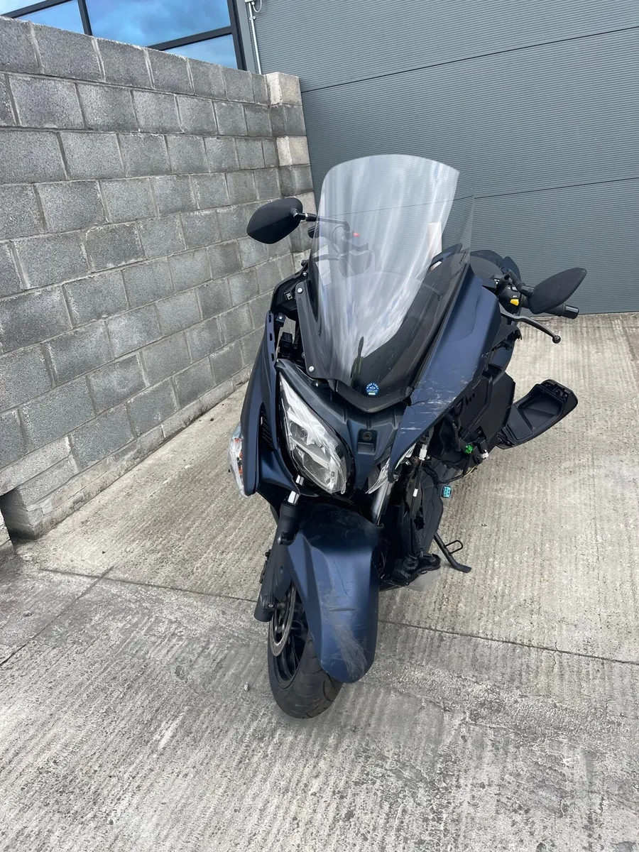 Suzuki Burgman 400 - Image 1