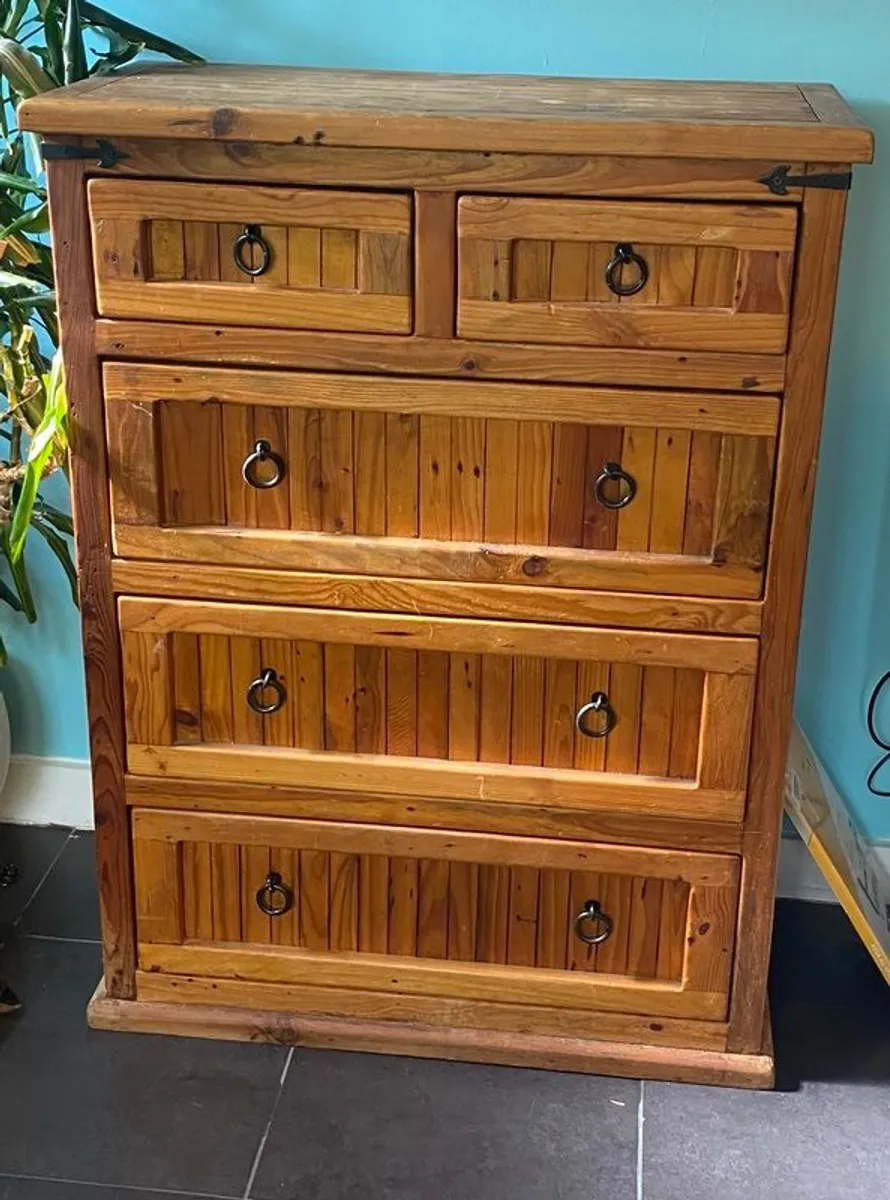 Beautiful old wood chest of drawers - Image 1