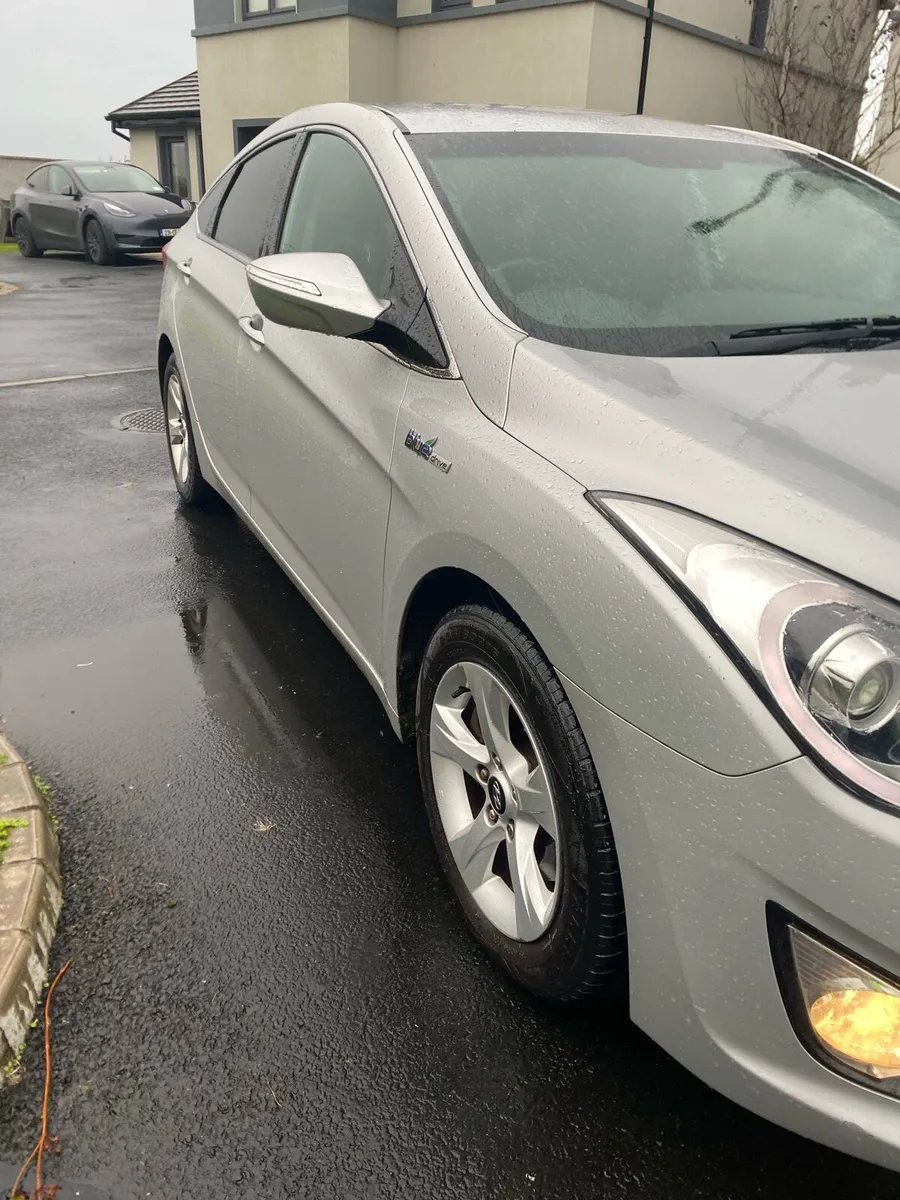 Hyundai i40 Blue  *High Spec * - Image 2