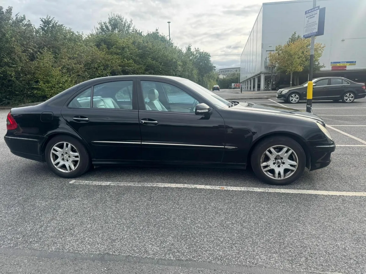 Mercedes Benz E-Class 2009 - Image 3
