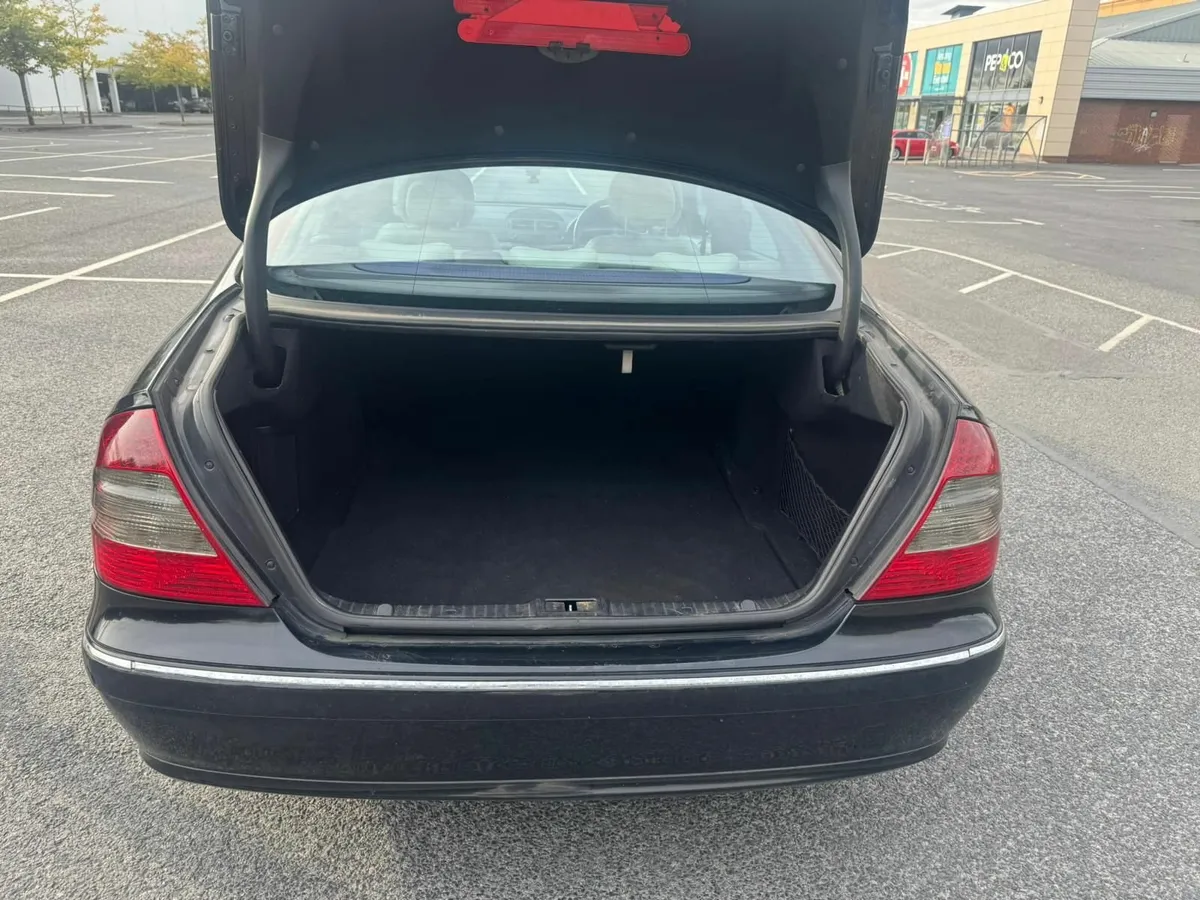 Mercedes Benz E-Class 2009 - Image 4