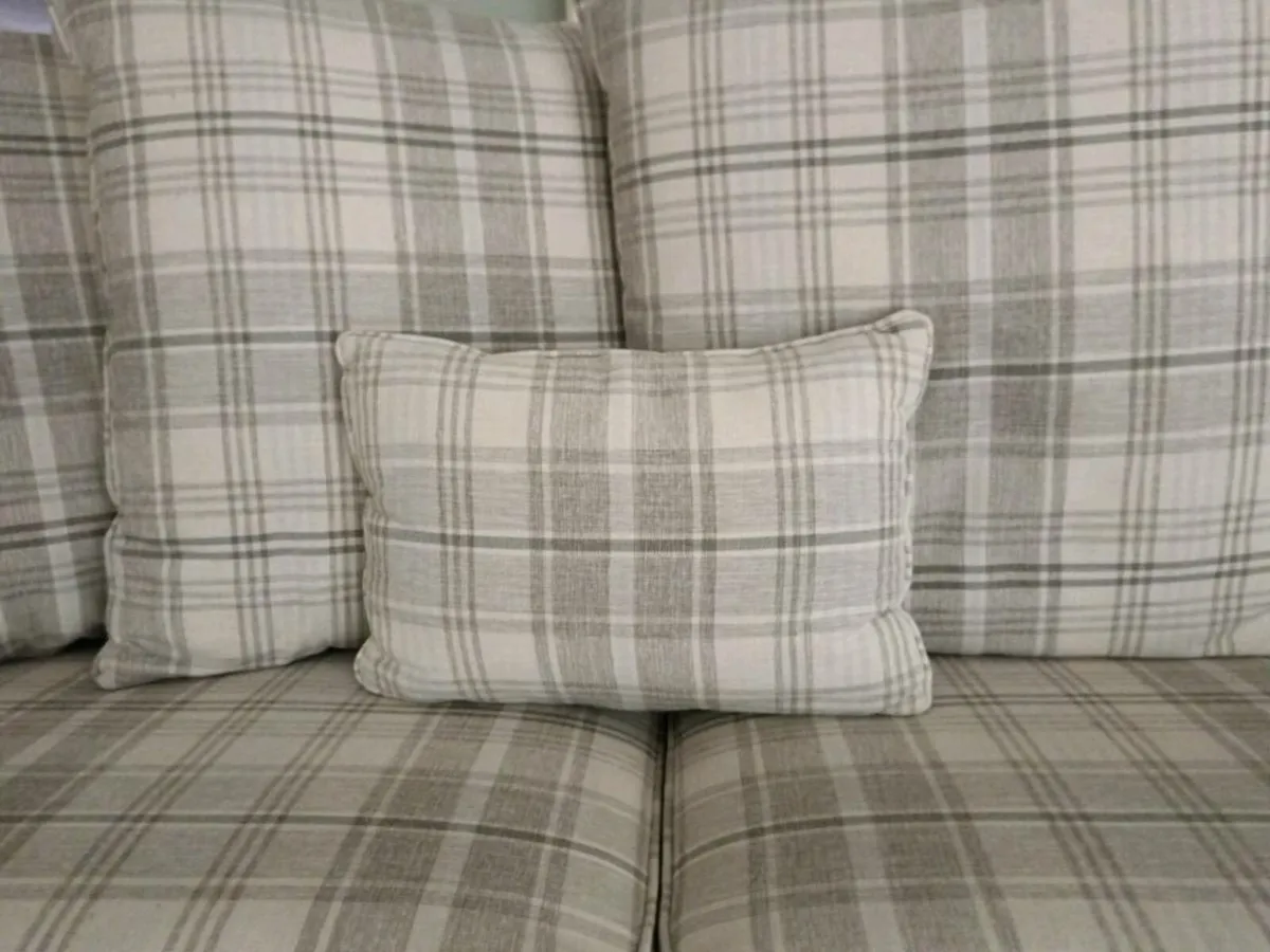 Beautiful sofa - Image 3
