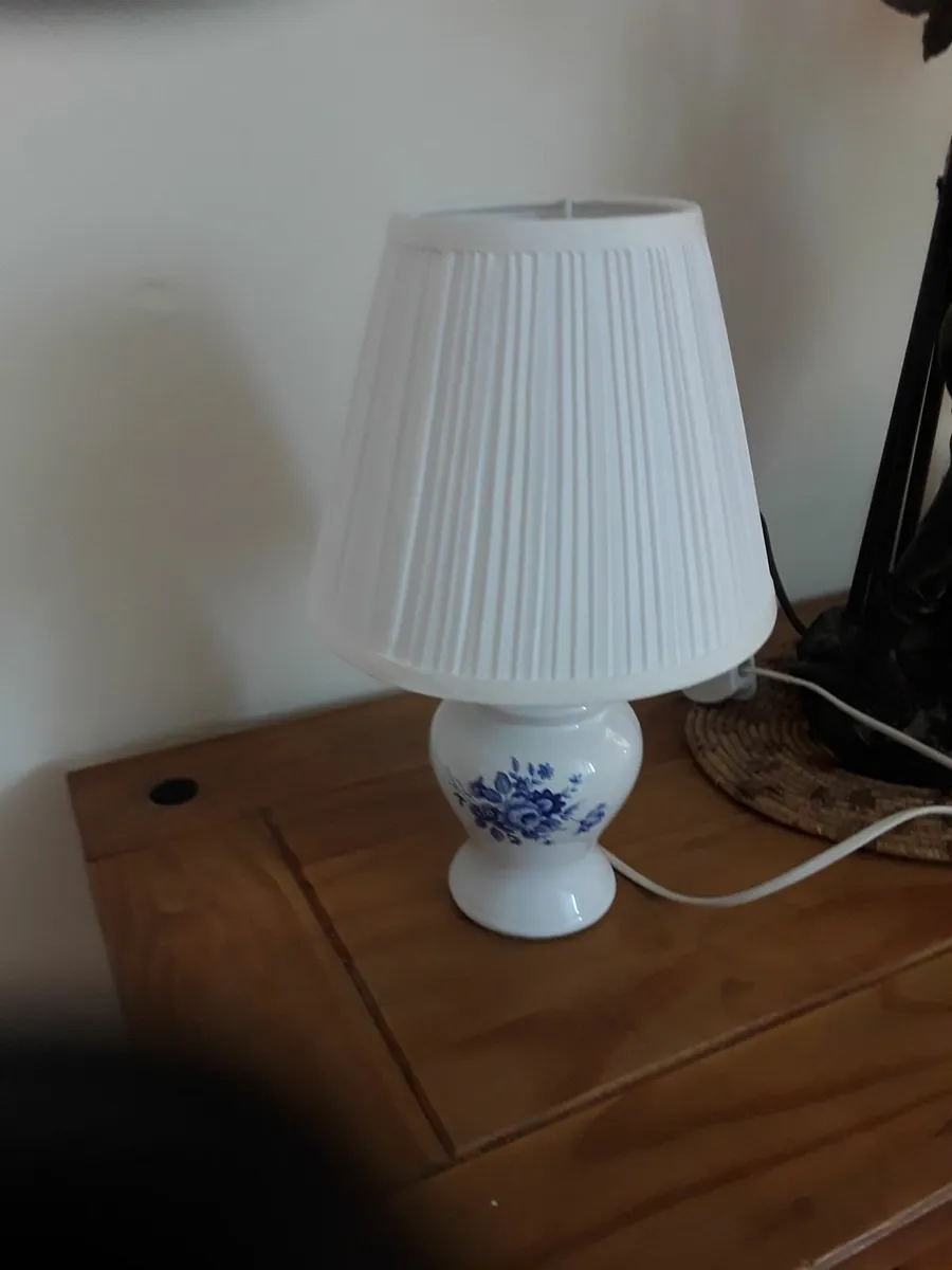 Small vintage table lamp white pleated shade - Image 3