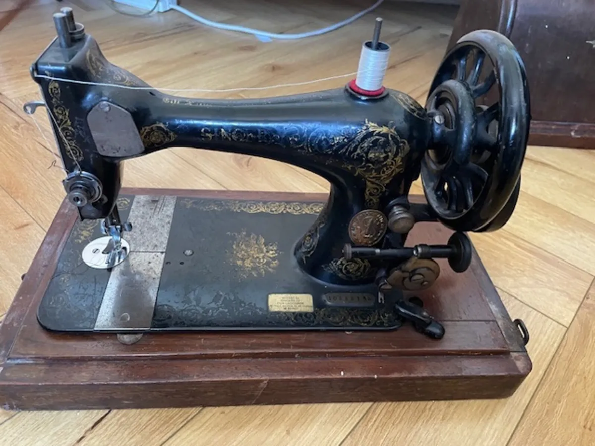 Singer Sewing Machine - Image 2