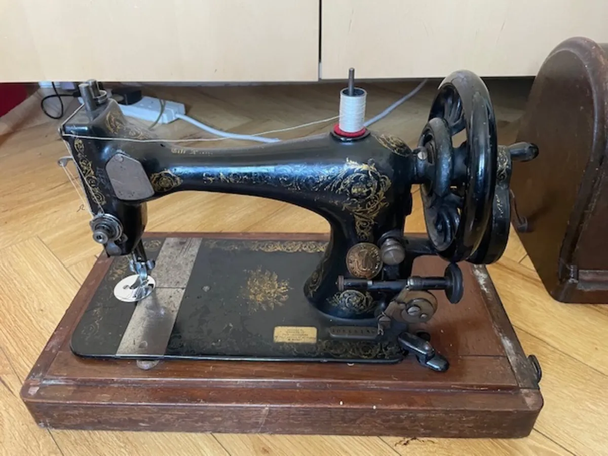 Singer Sewing Machine - Image 3