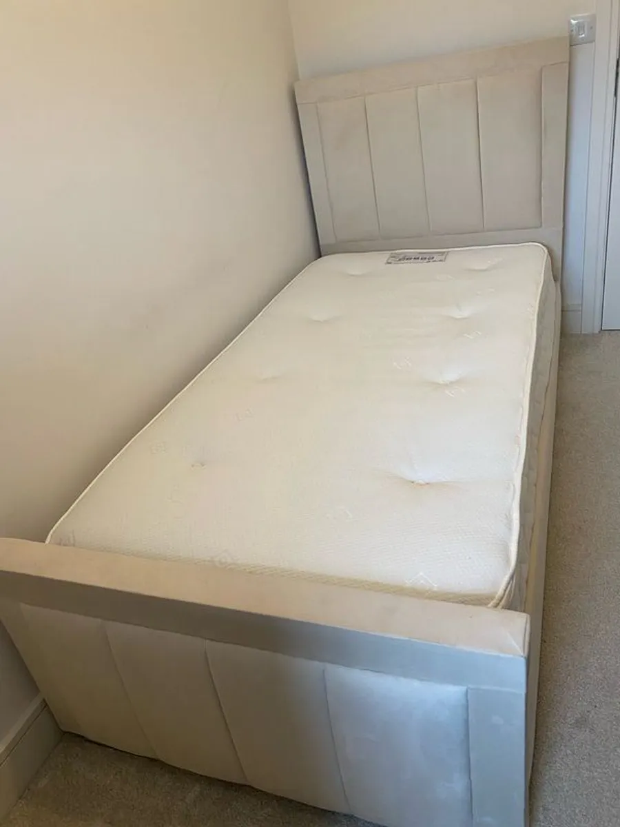 Single bed with matress - Image 1