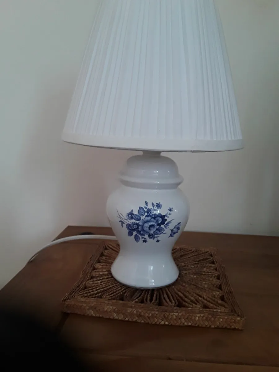 Small vintage table lamp white pleated shade - Image 2