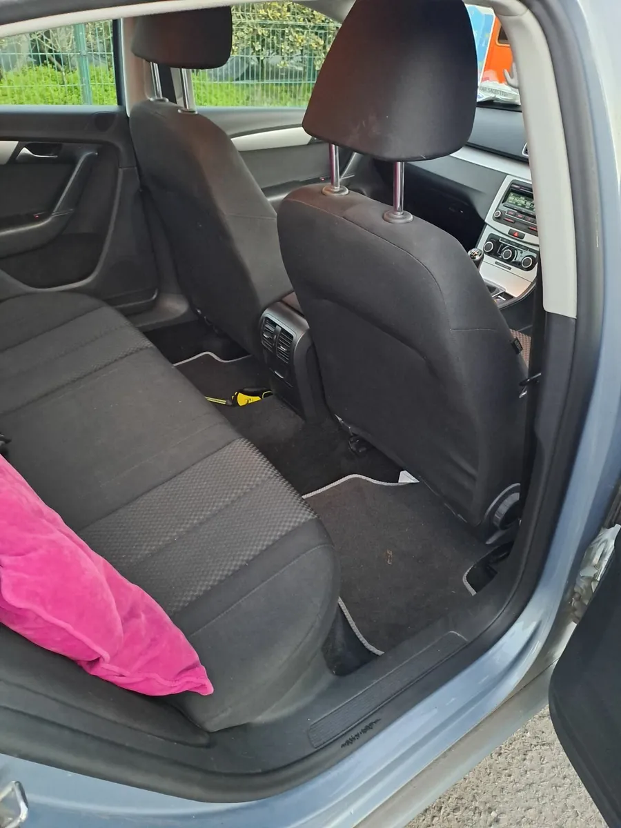 Volkswagen Passat 2013 - Image 2
