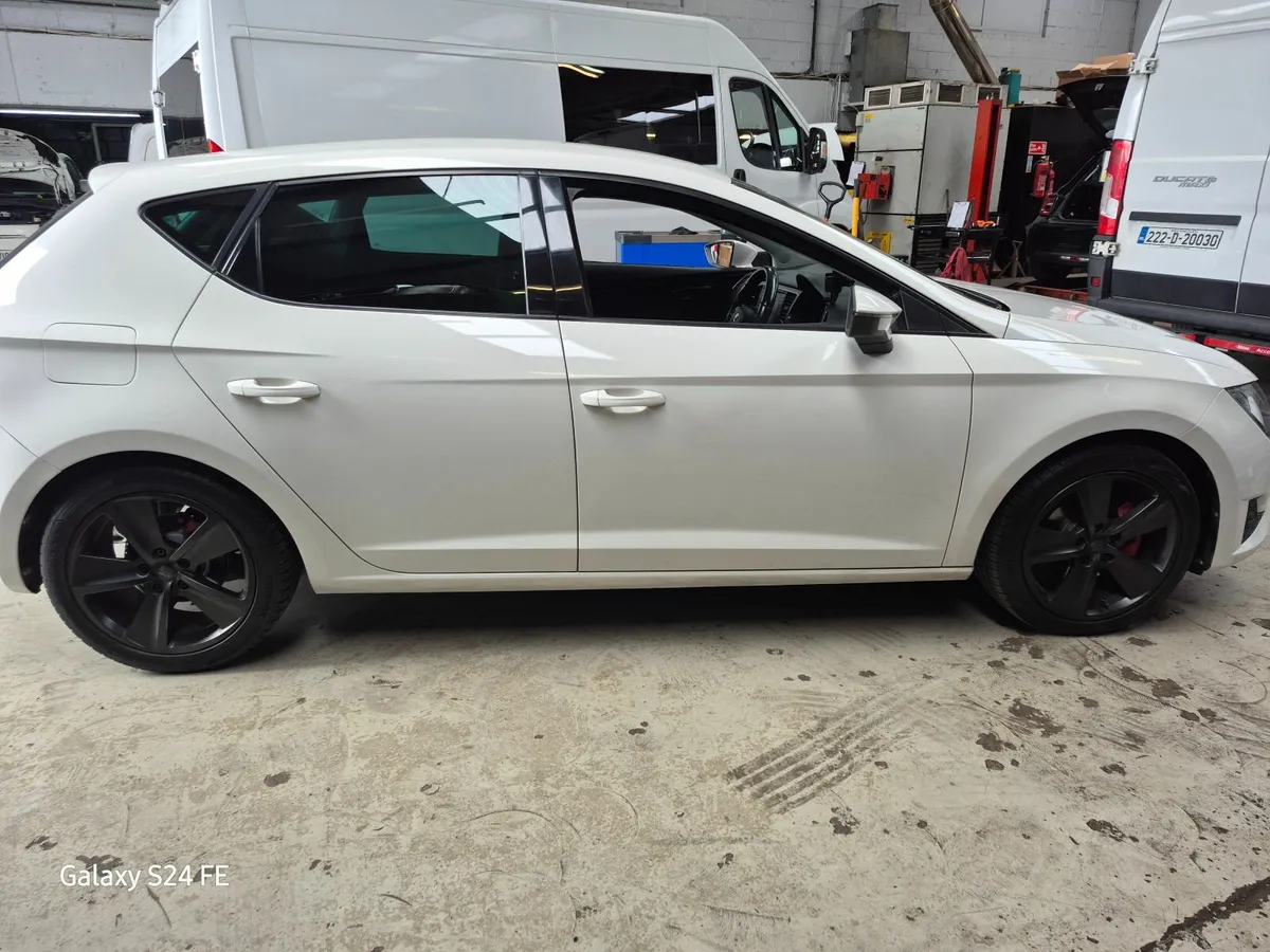 set of 17 alloys with very good tyres - Image 3
