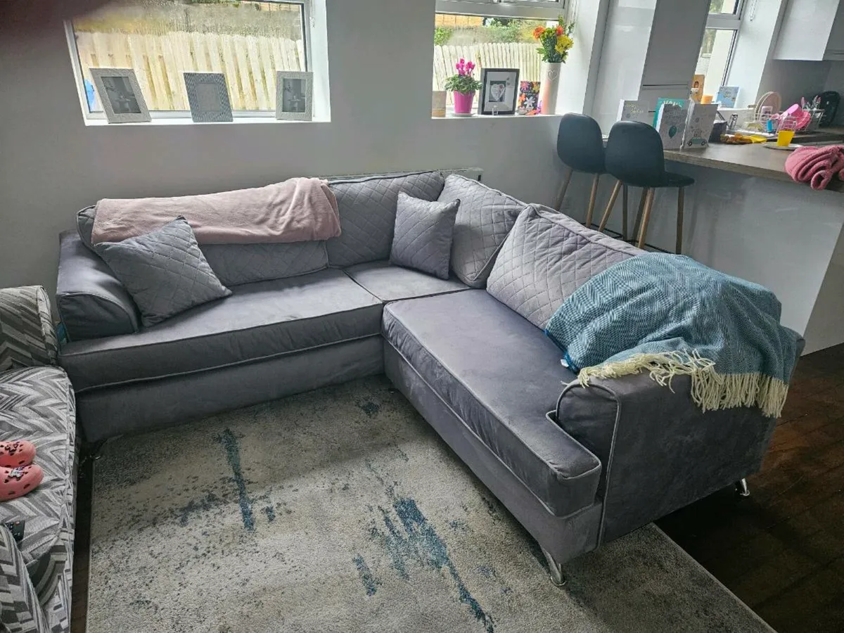 L shaped couch - Image 1