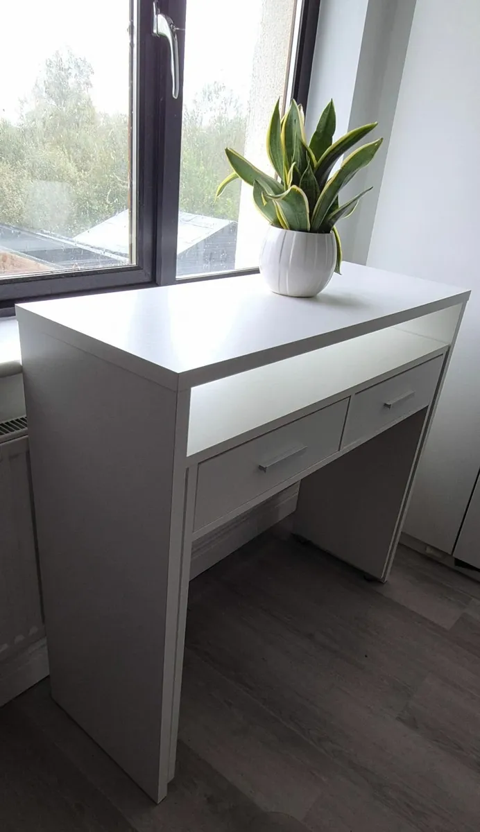 Retractable desk - Image 1