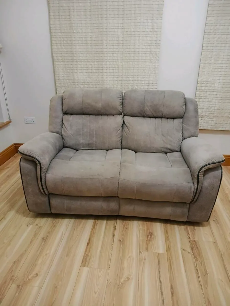 2 seat couch - Image 1